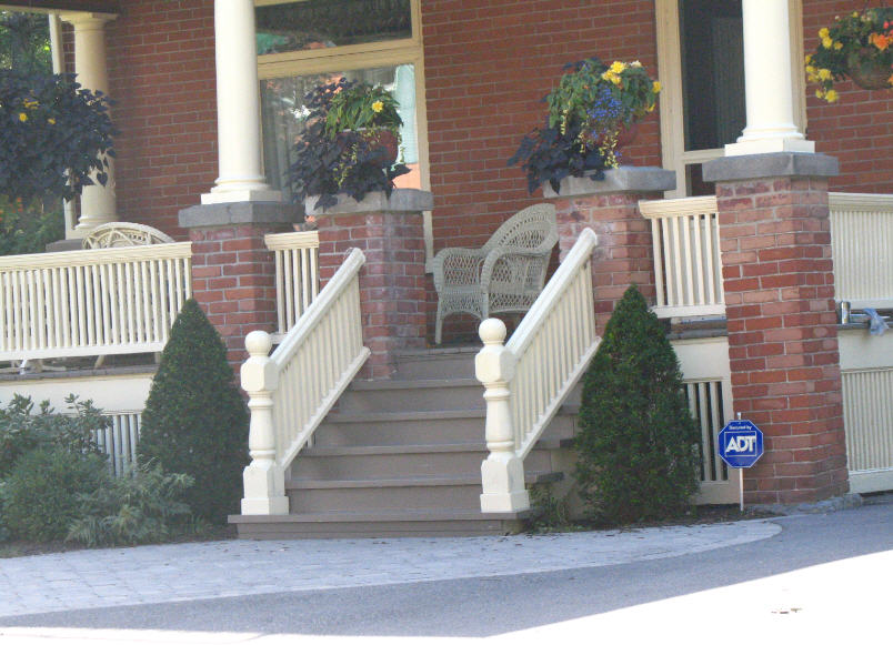 https://雷竞技下载链接官网appwww.explorizers.com/ottawa/wp-content/uploads/sites/38/2021/06/cliff-stairs-1.jpg