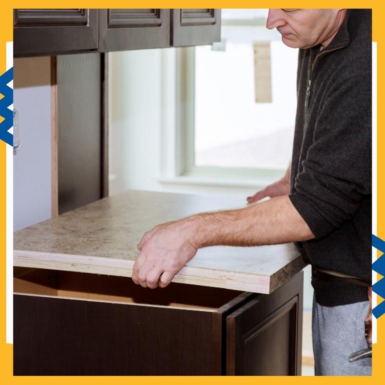 https://雷竞技下载链接官网appwww.explorizers.com/ottawa/wp-content/uploads/sites/38/2022/02/Ottawa-Remodelling-Services-4-Benefits-of-Laminate-Kitchen-Countertops.jpg
