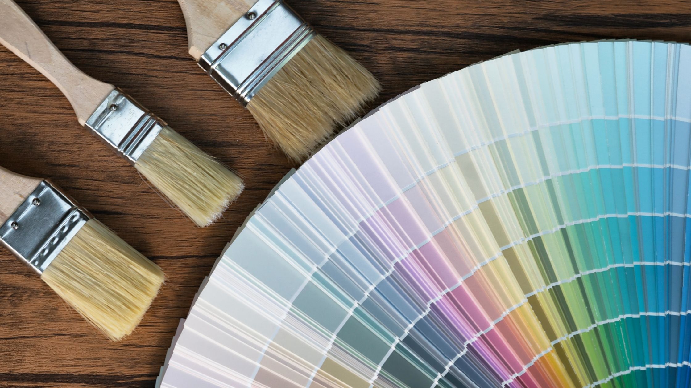 油漆色板和画笔