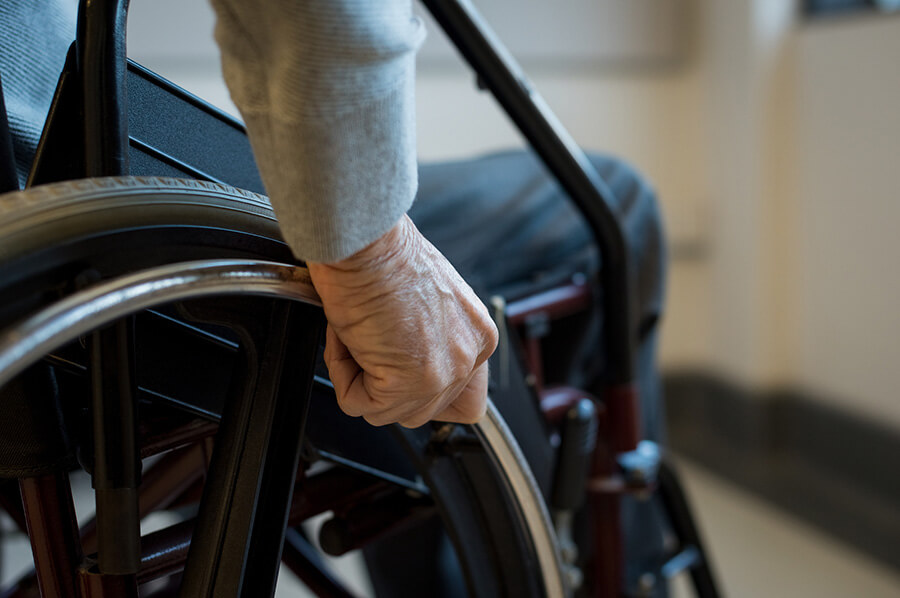https://雷竞技下载链接官网appwww.explorizers.com/wp-content/uploads/2021/05/bigstock-Paralyzed-old-man-using-his-wh-185397136.jpg