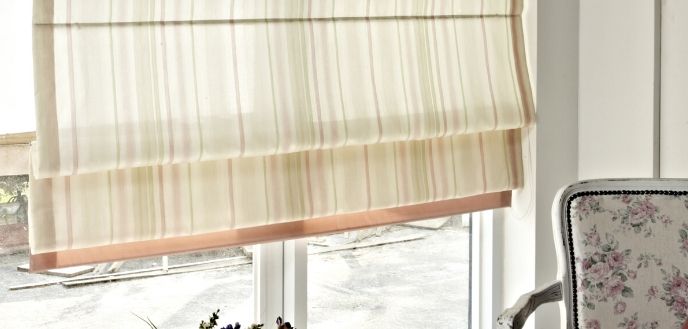 明亮房间里的织物窗帘