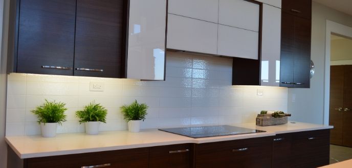 软Under-Cabinet照明开放厨房空间