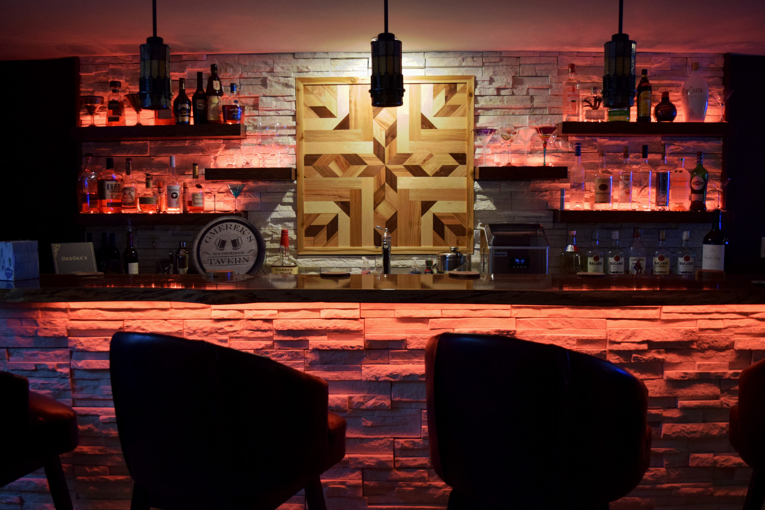 改造的地下室里添加了酒吧