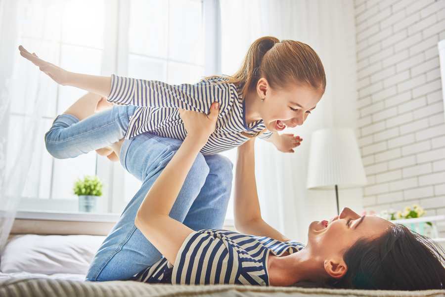 https://雷竞技下载链接官网appwww.explorizers.com/wp - content/uploads/2021/05/bigstock -快乐-母亲-天-妈妈和他- 183457435. jpg