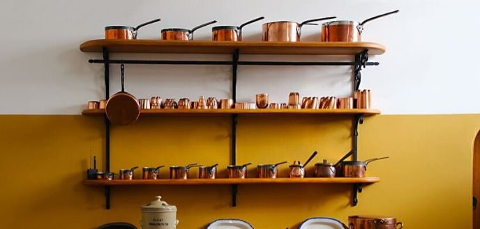 开放的架子用来制造小厨房看起来更大