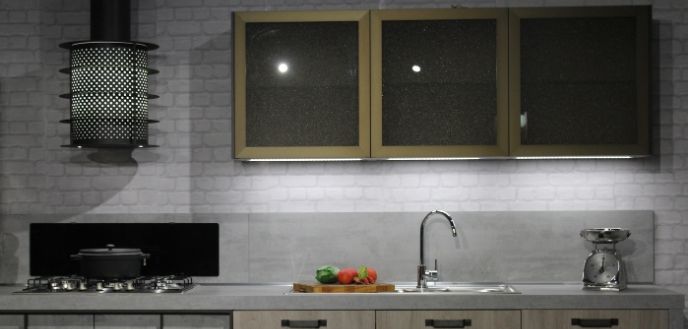 现代厨房与线性的,酷Under-Cabinet照明